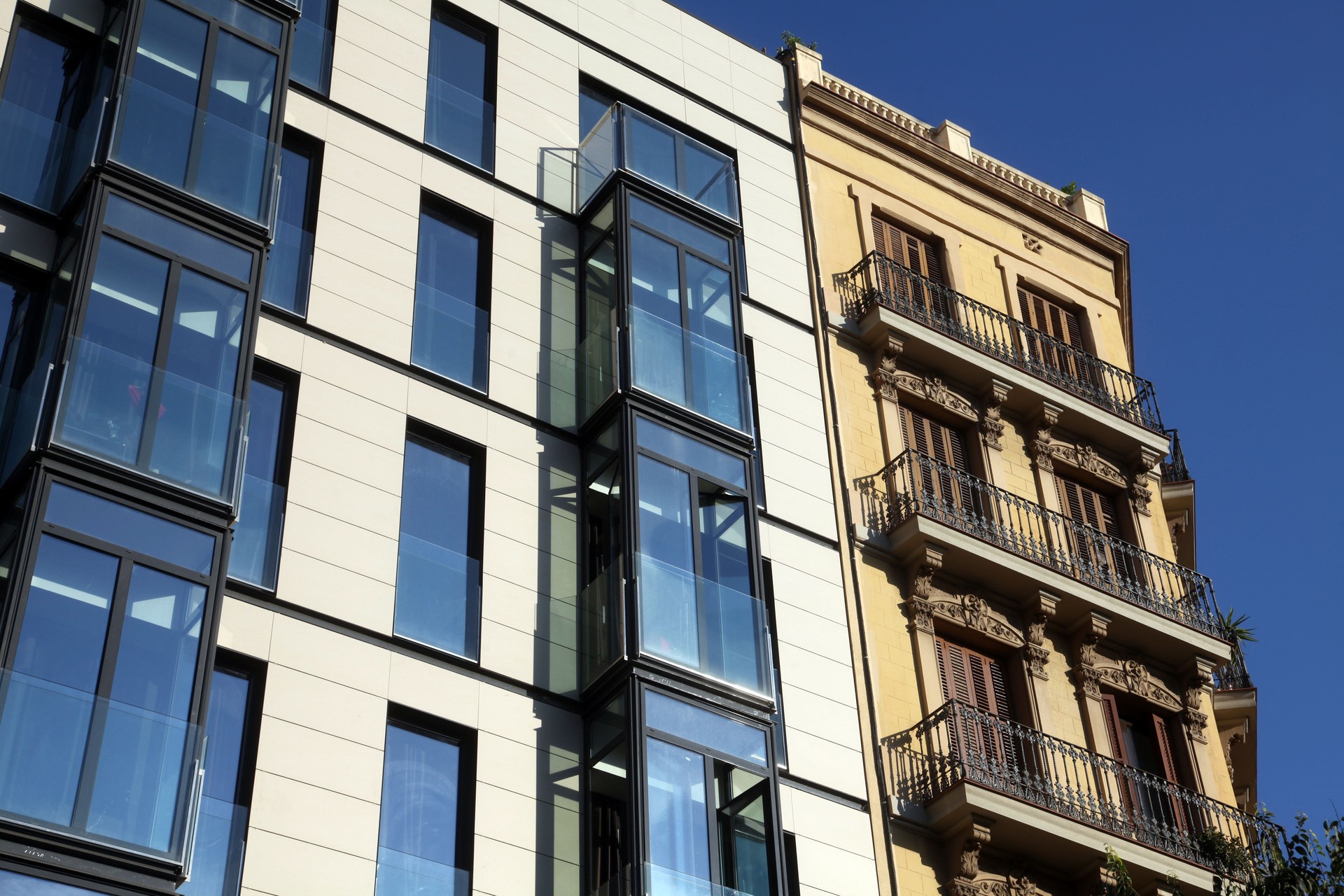 Ancien et nouveau façades à Barcelone